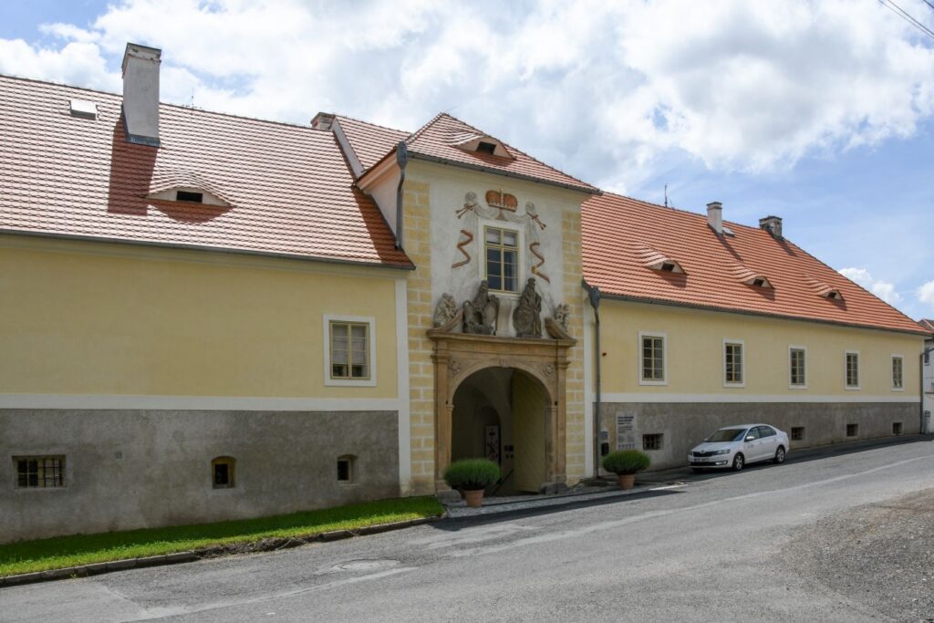 NKP zámek Červené Poříčí – předzámčí a ohradní zeď