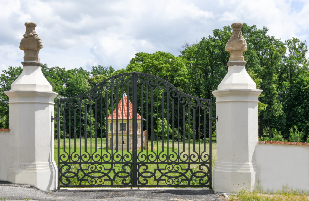 NKP zámek Červené Poříčí – předzámčí a ohradní zeď
