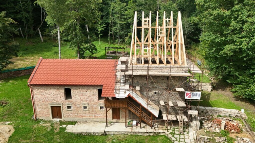 Tvrz v Pomezné - obnova zastřešení