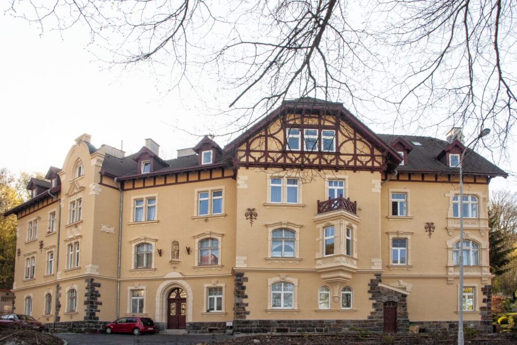 Bytový dům Na vyhlídce Karlovy Vary - rekonstrukce fasád